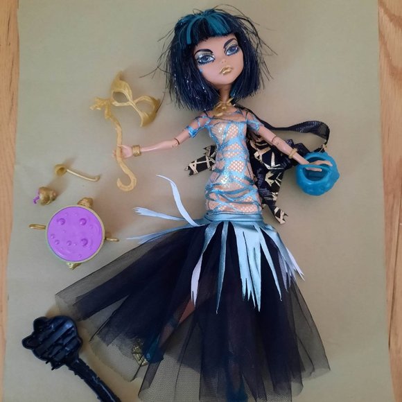 Cleo De Nile "Ghouls Rule" doll w/ accessories - Picture 1 of 4